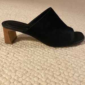 Vince mule, worn once. In excellent condition. Purchased from store summer 2021